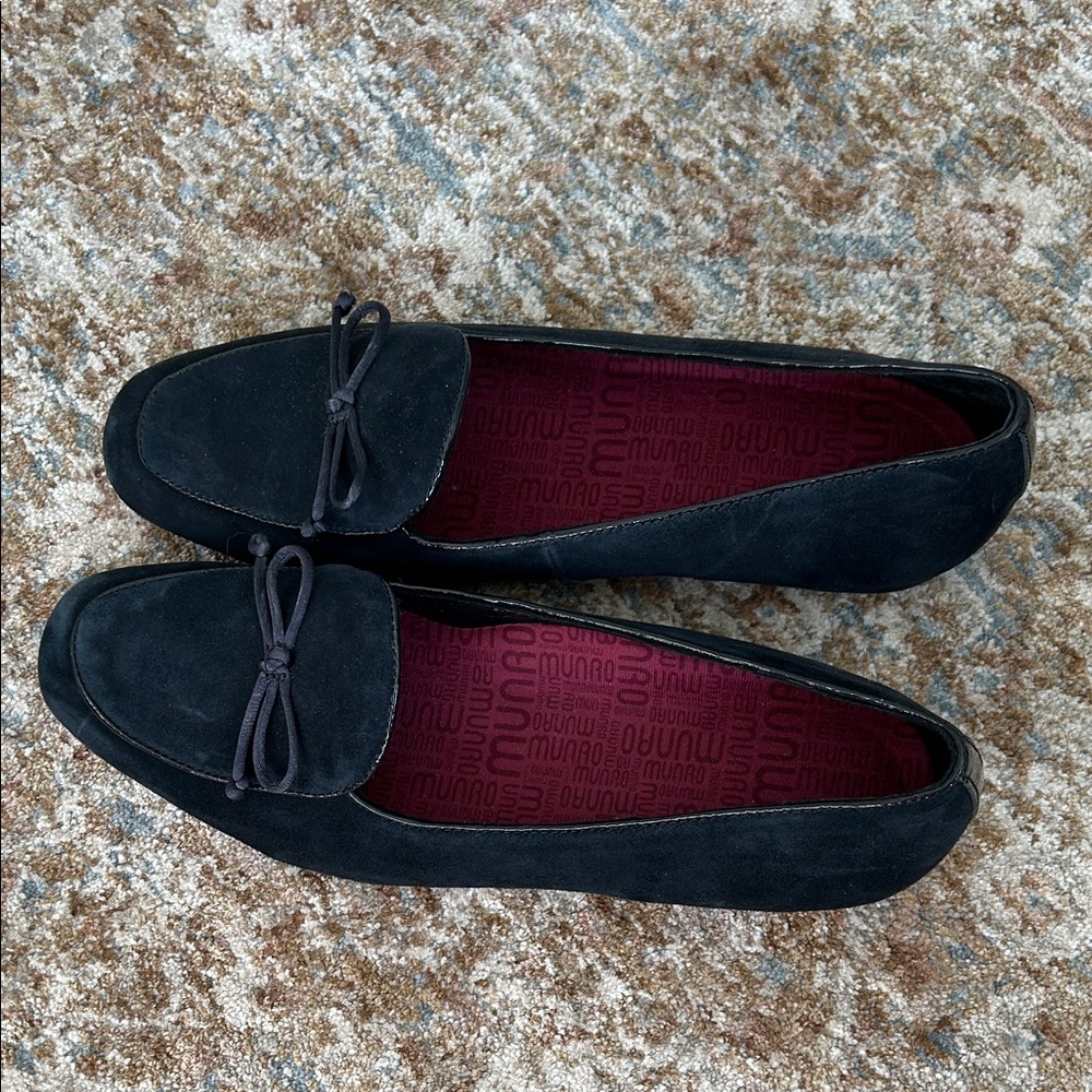 Munro Women’s Navy Suede Loafers Bow Detail, Like New wo Tags! Size 10.5 wide